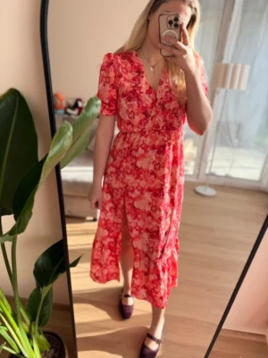 Sukienka w kwiaty