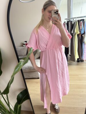 Sukienka muślinowa z rozcięciem różowa